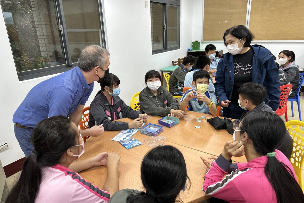 海科館外語教師與基隆市中正國中教師共同推動雙語桌遊課程。