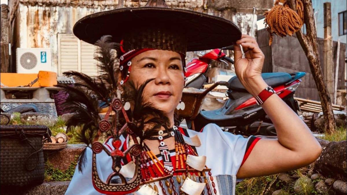 穿上雅美達悟族服的謝春英
