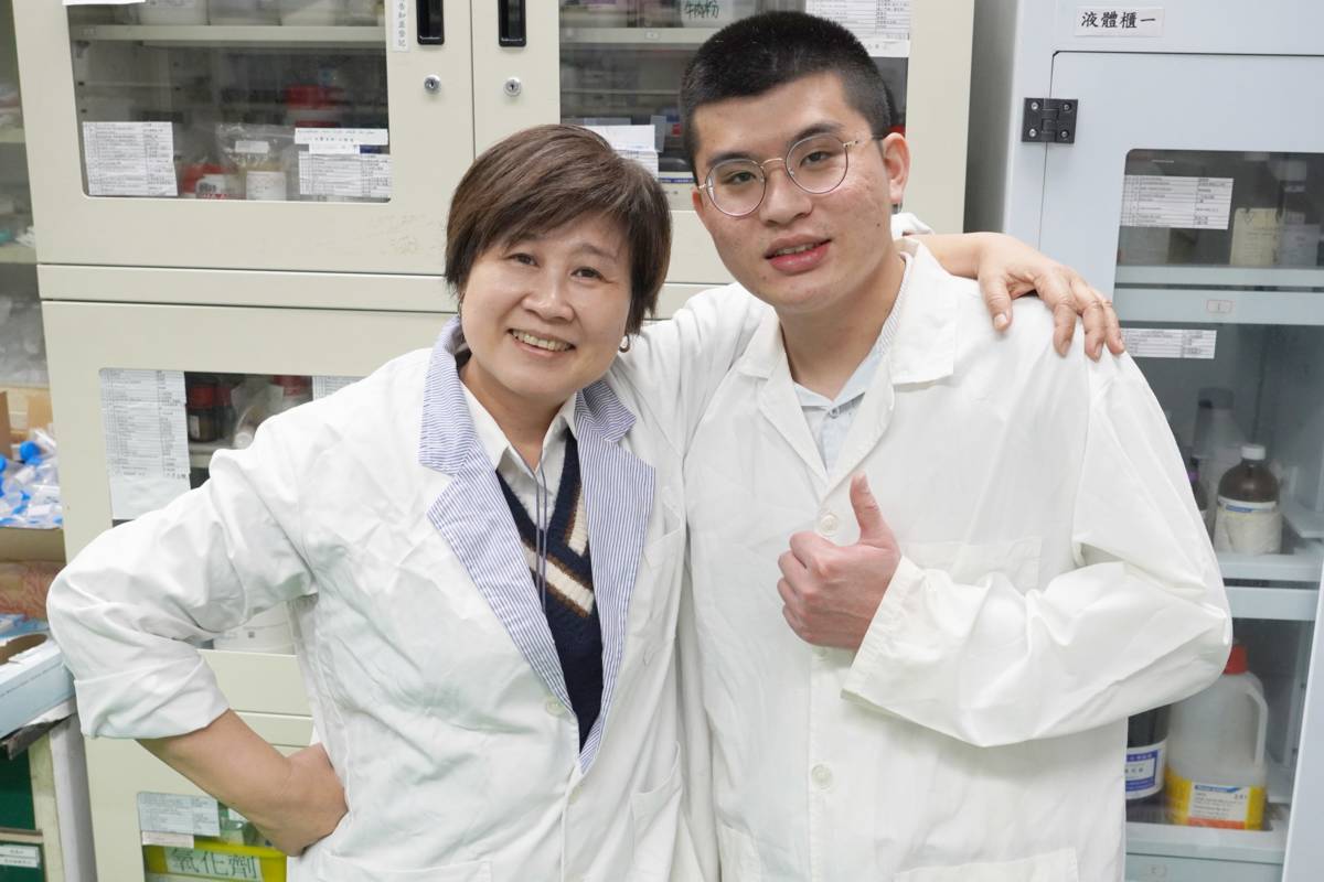大葉大學藥保系宋祖瑩老師(左)肯定蔡翔名同學(右)積極的學習態度(圖片來源：大葉大學)