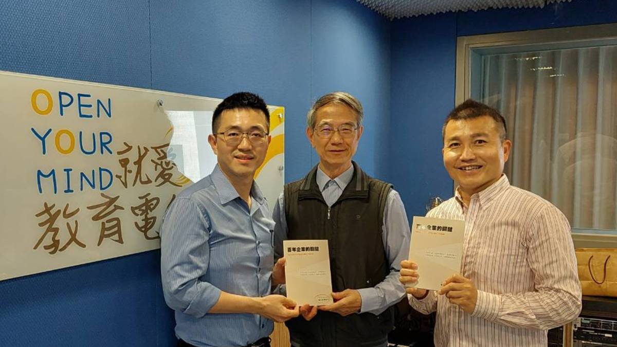 百年企業紀錄片陳正勳導演 百年企業第三代許欽福前總經理與常罡合影