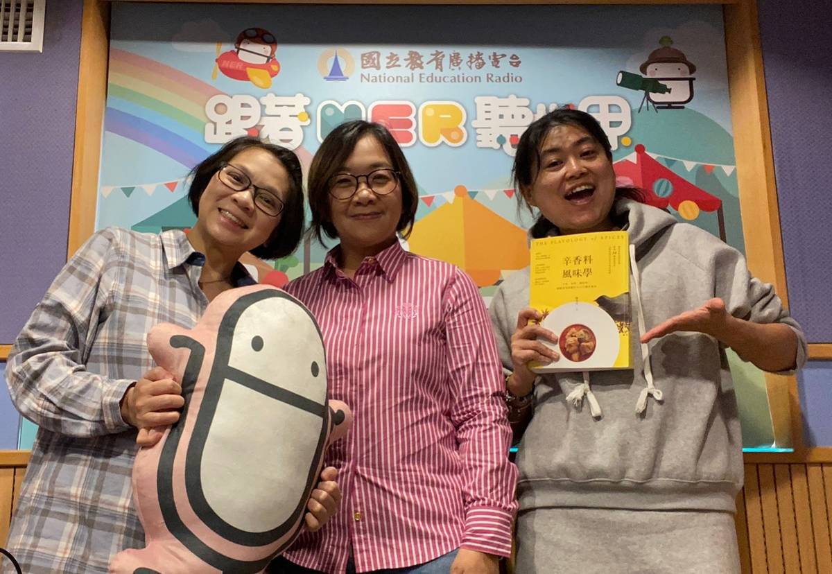 兩位主持人和陳愛玲老師合影