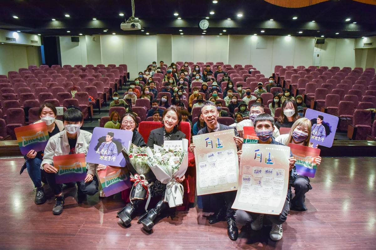 陳亞蘭(中)與臺師大學弟妹、粉絲及講座聽眾大合影