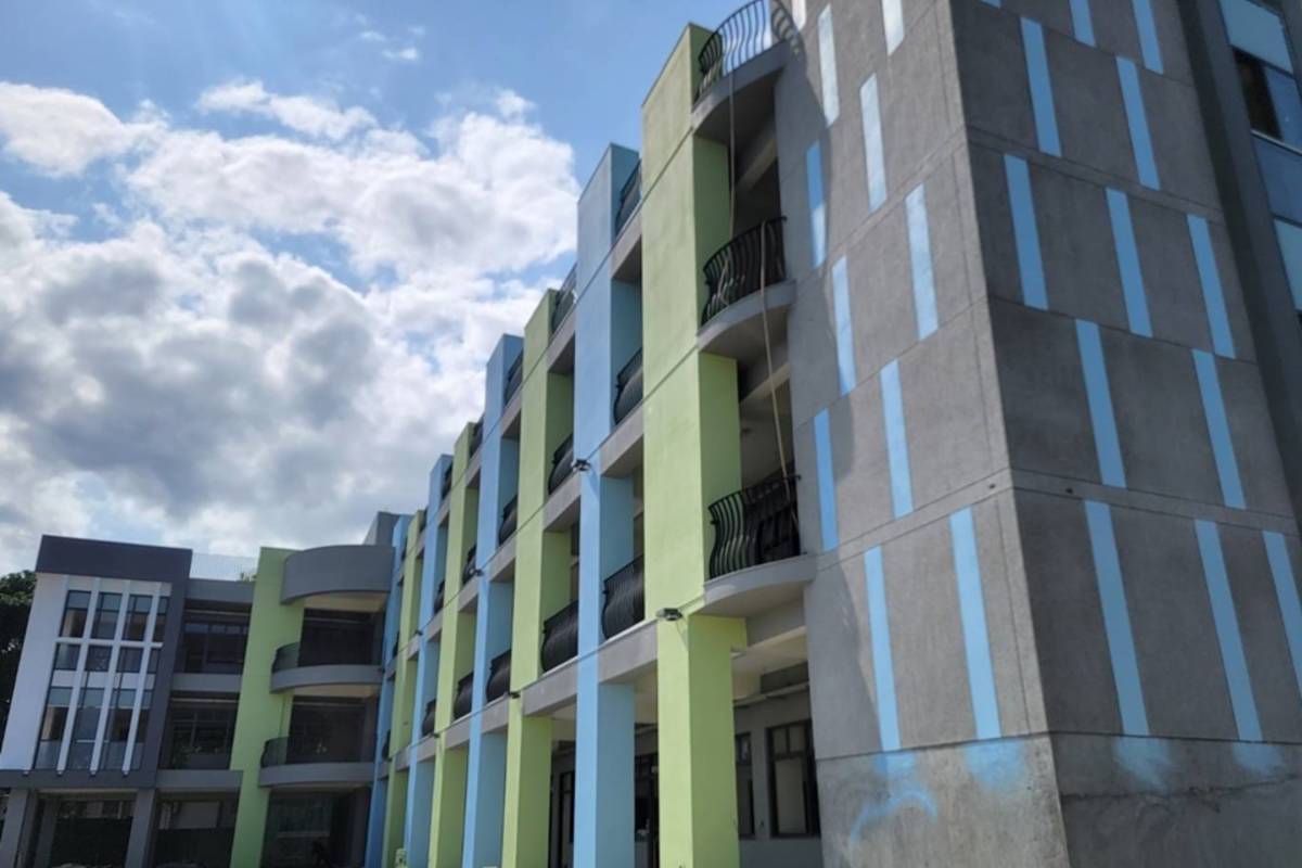 臺東新港國中新校舍將完工，藍綠相間的建築外觀融入成功鎮山海意象，美感與實用兼備。