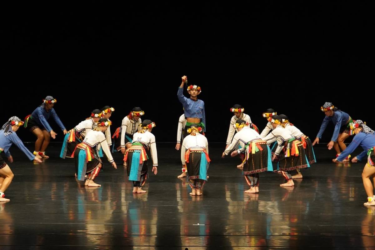 臺東高商原住民舞蹈團參加111學年度全國學生舞蹈比賽再傳捷報，以舞作「鈴」榮獲高中職B團體乙組民俗舞特優。