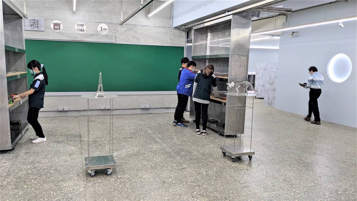 學生作品展示櫃 可搭配課程及活動來調整位置