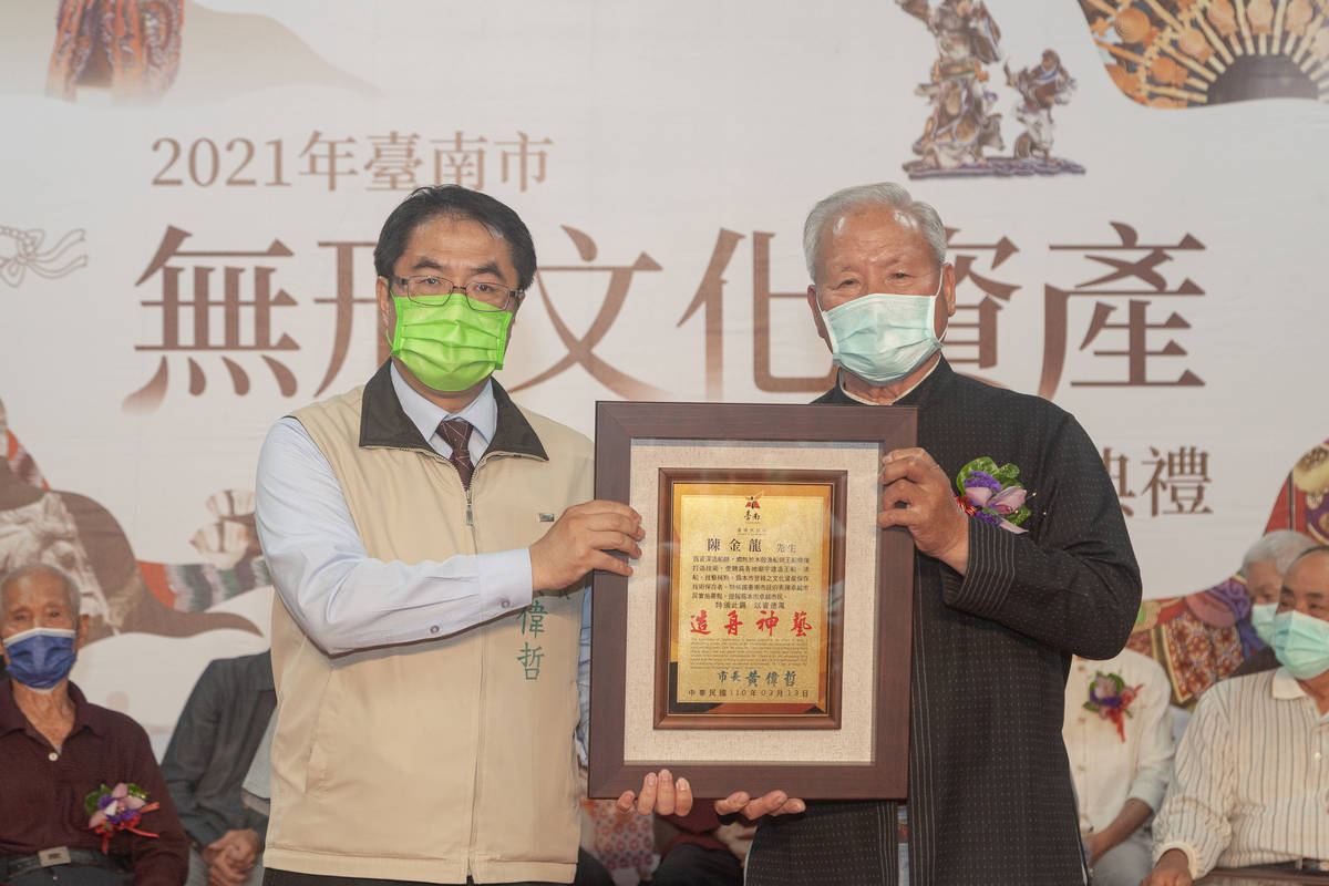 陳金龍於2020年經臺南市政府認定為文化資產保存技術「王船建造與修復」保存者，2021年進行授證典禮（臺南市文化資產管理處提供）