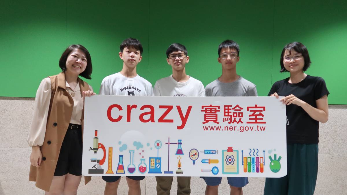 臺中市立崇德國中科展團隊師生合影。