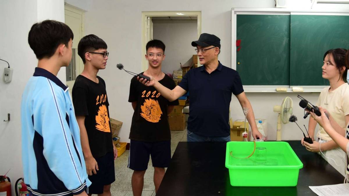 主持人K博士與亮亮至臺中市立崇德國中採訪團隊的實驗作品。