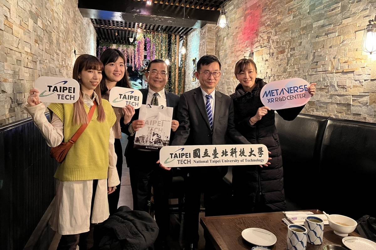 北科大互動系主任曹筱玥（右起）、大紐約區校友會會長王威勝、副會長陳琳、互動所研究生潘俐璇與王子欣合影 (北科大提供)