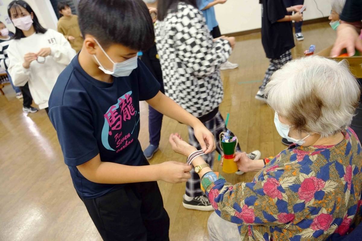 學童送長輩自製手織帶