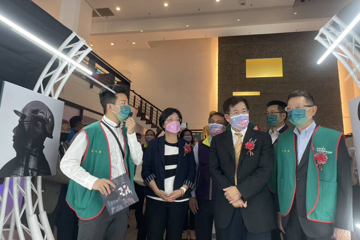 （左二）教育部長潘文忠、（左三）彰化縣長王惠美參觀特展（圖源：教育部）