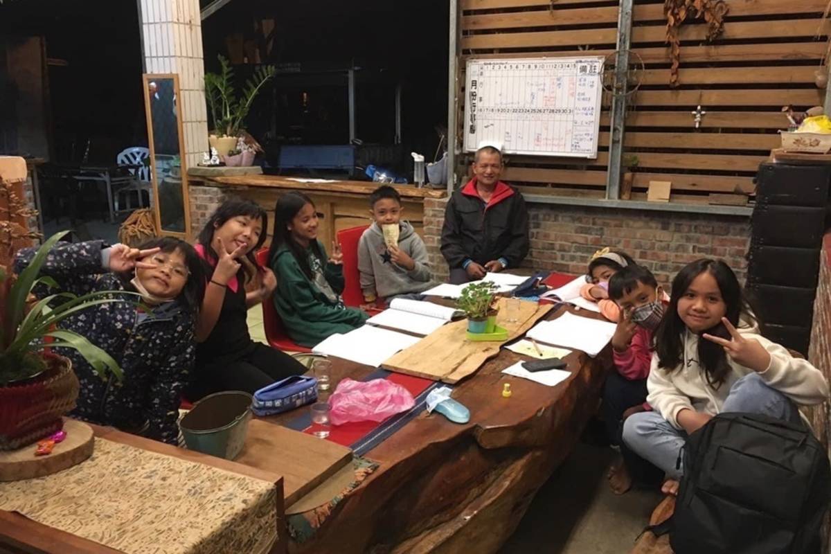 臺東縣延平鄉桃源國小實踐同村共教養，部落老師胡欽福、張麗珠夫婦不計代價，悉心陪伴學童，傳承布農族語言及文化。