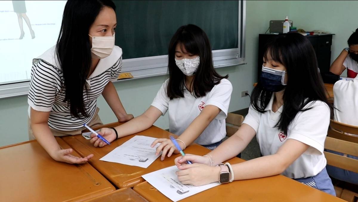 聖心女中教師林佳紋將性平教育議題融入英文課堂。