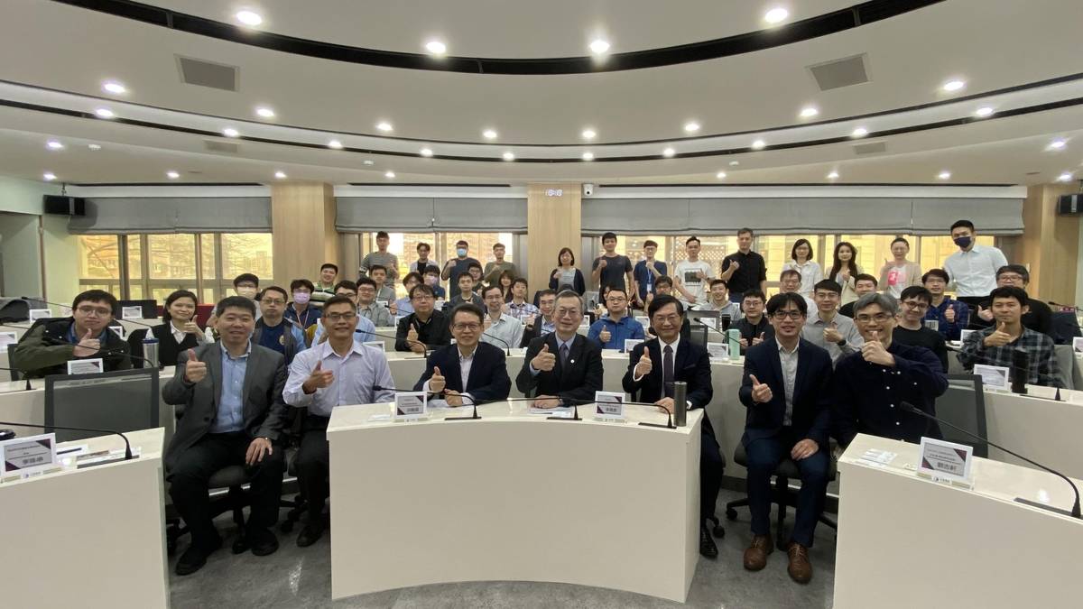 「AI機器學習資料分析專業人才培訓班」開訓典禮參與人員大合照 (政大提供)