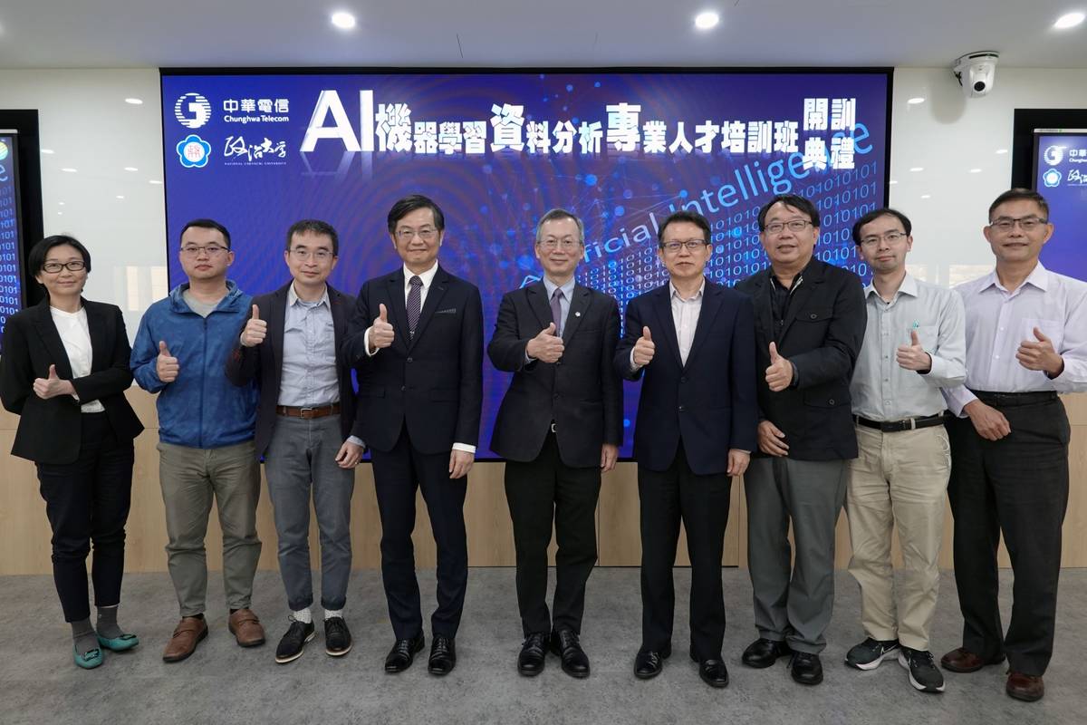 政大校長李蔡彥（中）、團隊成員與中華電信公司代表合影 (政大提供)