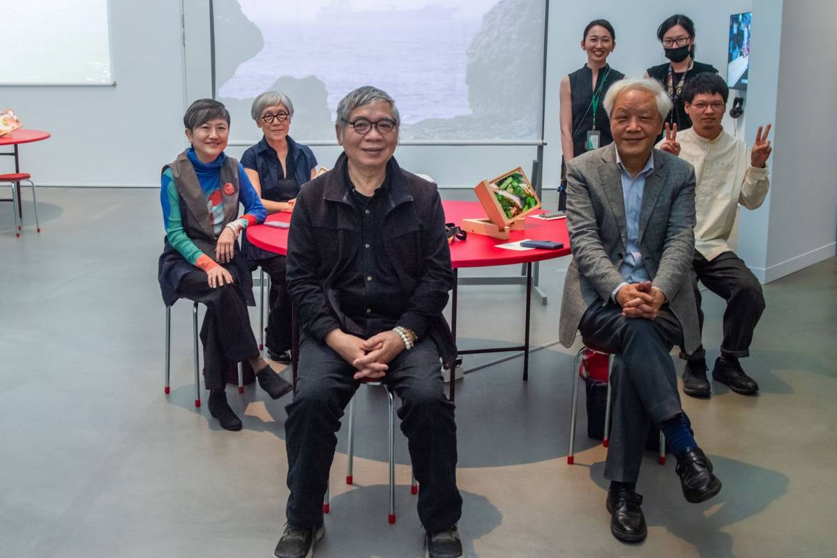 《盪－吳瑪悧個展》，前排由左而右為高美館館長李玉玲、藝術家吳瑪悧、策展統籌黃海鳴、國藝會董事長向陽、展覽製作田倧源。