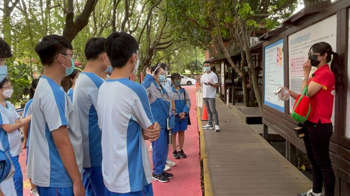 111學年「漫步在雲端」課程，學生至虎尾毛巾工廠取景