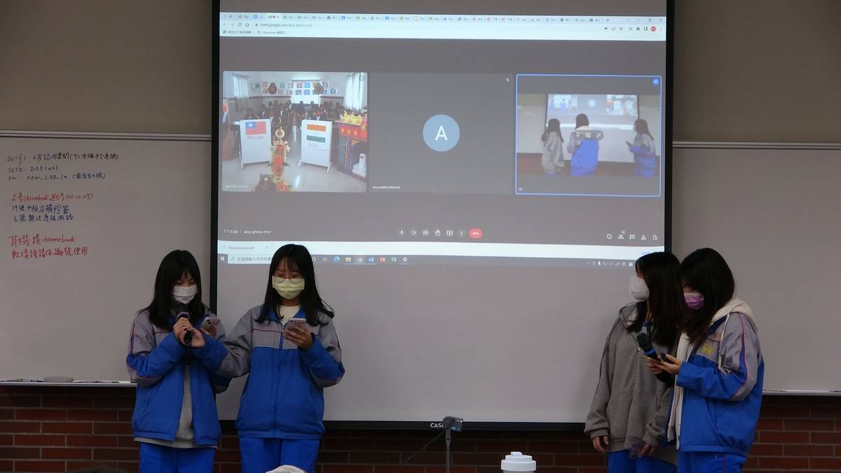 111學年度「簡報與口語溝通」課程，學生與印度國際學校交流「毛巾」文化