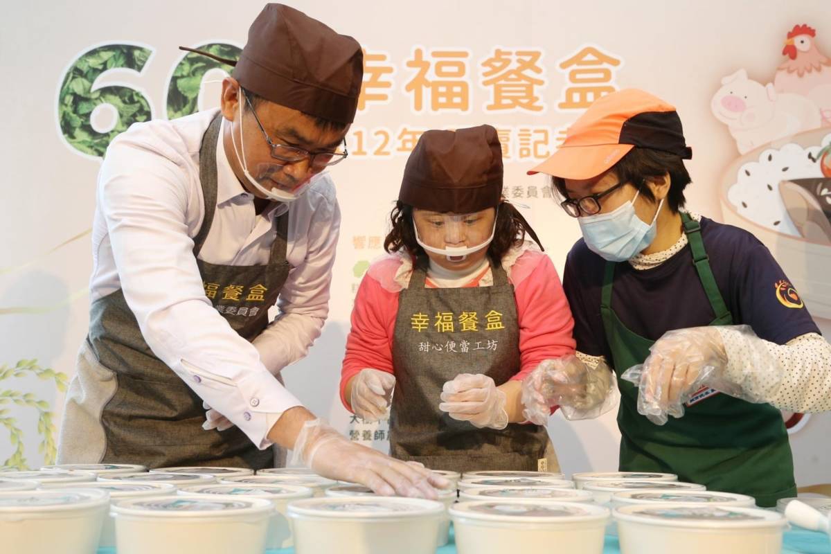陳吉中主委（左一）與學員盛裝餐盒。