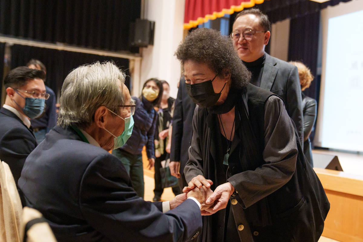 國家人權委員會主委陳菊（中）與文化部長史哲（右）問候政治受難者蔡焜霖（左） (人權館提供)