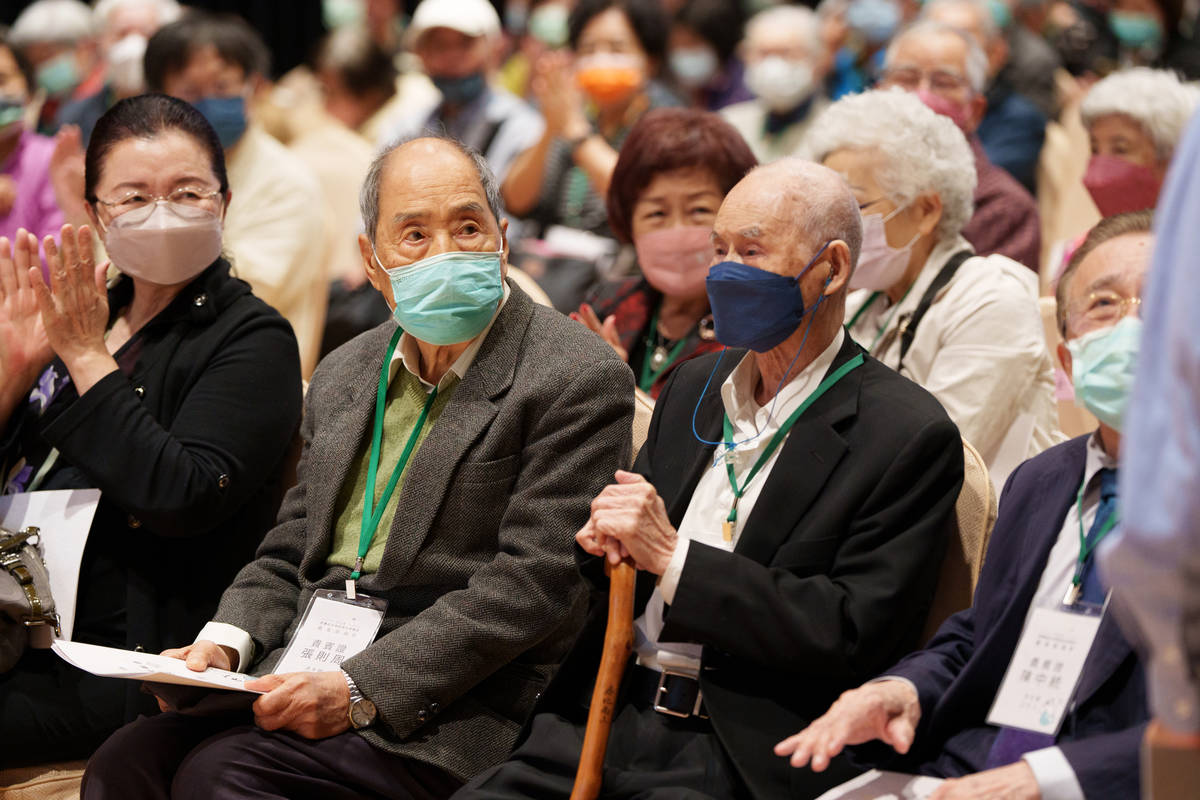 約160位受難者前輩及家屬出席追思紀念會，前排由左至右分別為監察委員田秋堇、政治受難者張則周、蔡寬裕、陳中統前輩 (人權館提供)