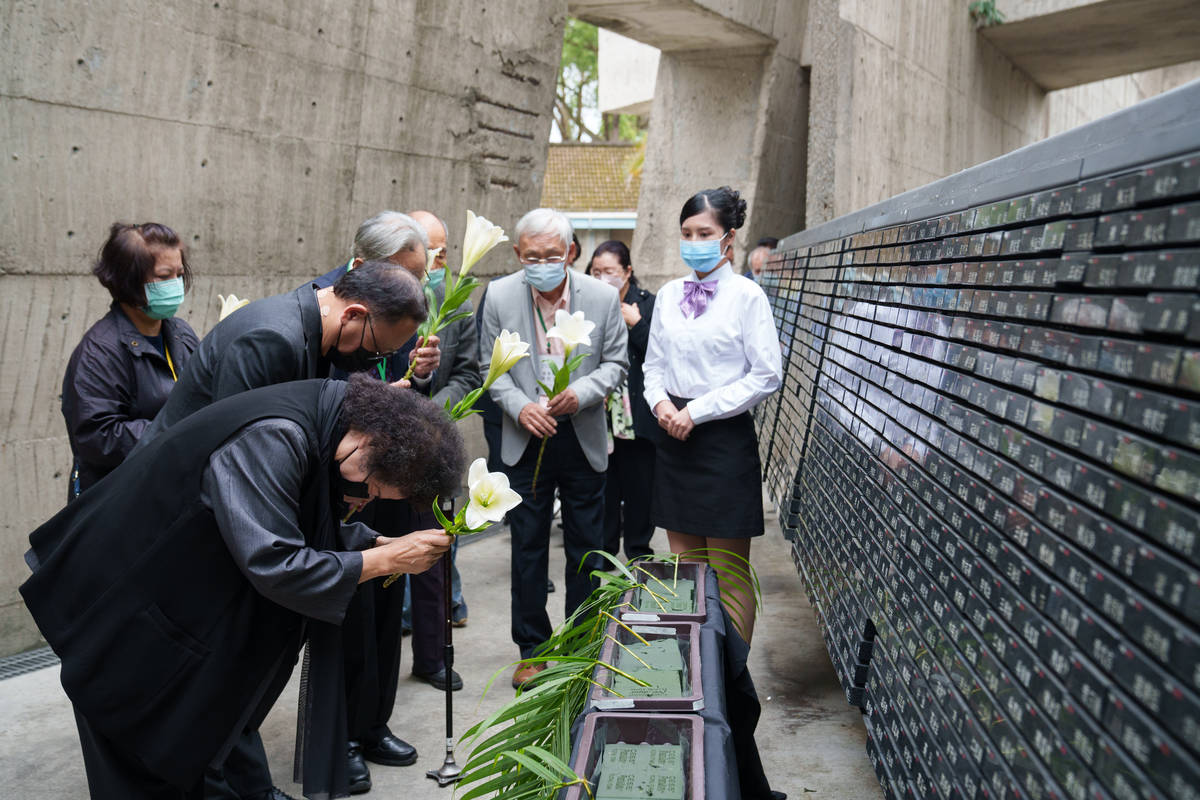 國家人權委員會主委陳菊與文化部長史哲於人權紀念碑獻上象徵人權與自由的鐵砲百合 (人權館提供)