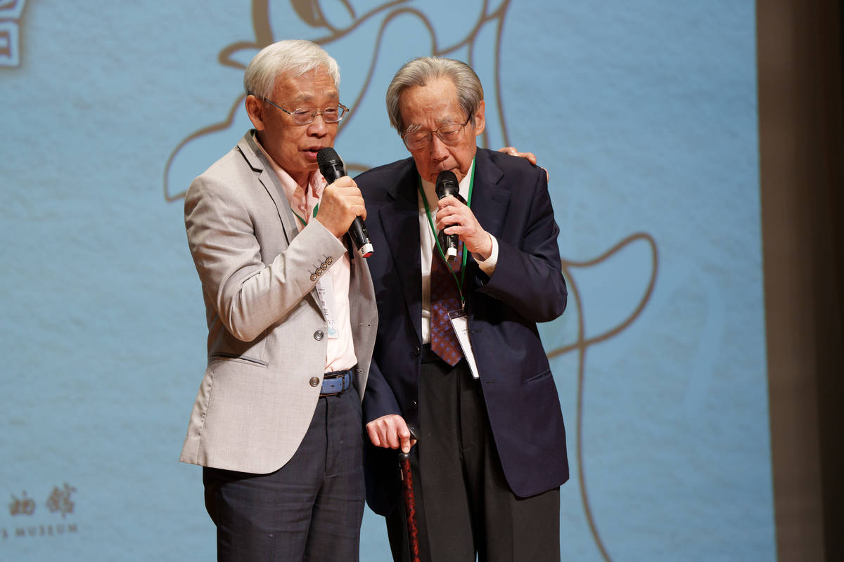 政治受難者蔡焜霖（右）及陳欽生（左）前輩合唱〈千風之歌〉 (人權館提供)