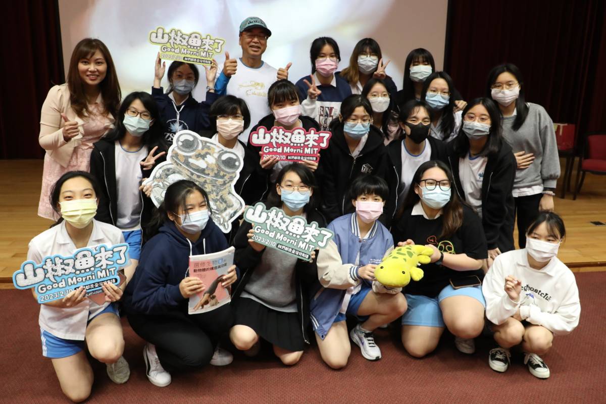 中山女高畢業生家長聯誼會包場「山椒魚來了」電影，期望同學關注減塑議題