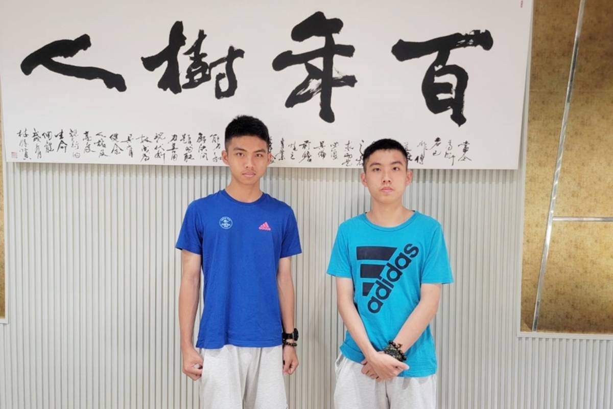 大學繁星推薦放榜，臺東高中雙胞胎兄弟檔陳典亨(右)、陳典佑(左)，分別通過長庚大學醫學系、臺北醫學大學醫學系第一階段。