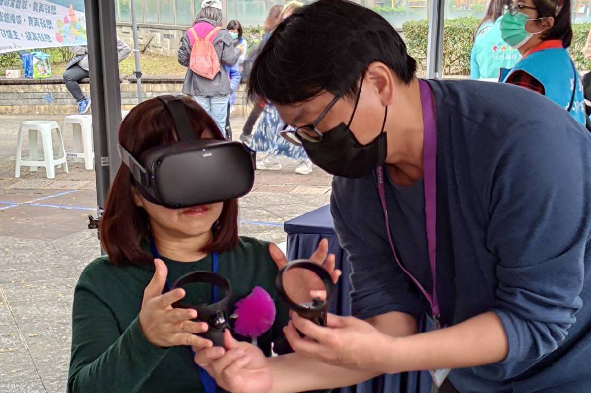 北市林奕華副市長使用VR頭盔體驗環教課程