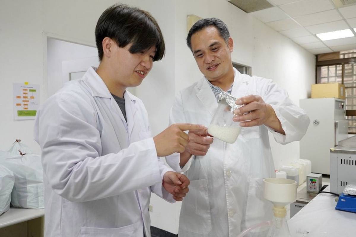 藥用植物與食品保健學系副教授蔡仁傑和學生對臺灣米進行實驗
