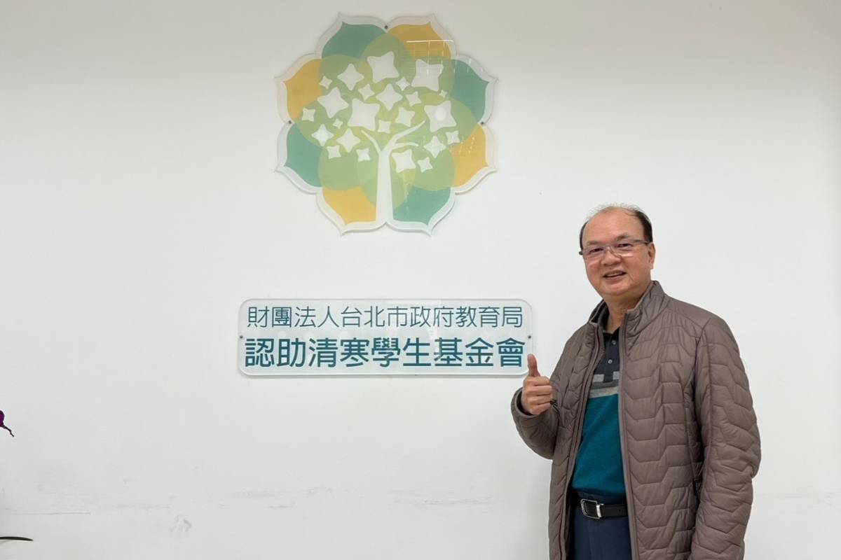 企業界人士簡忠雄先生身為礦工之子，深知獎助學金對清寒學生的重要