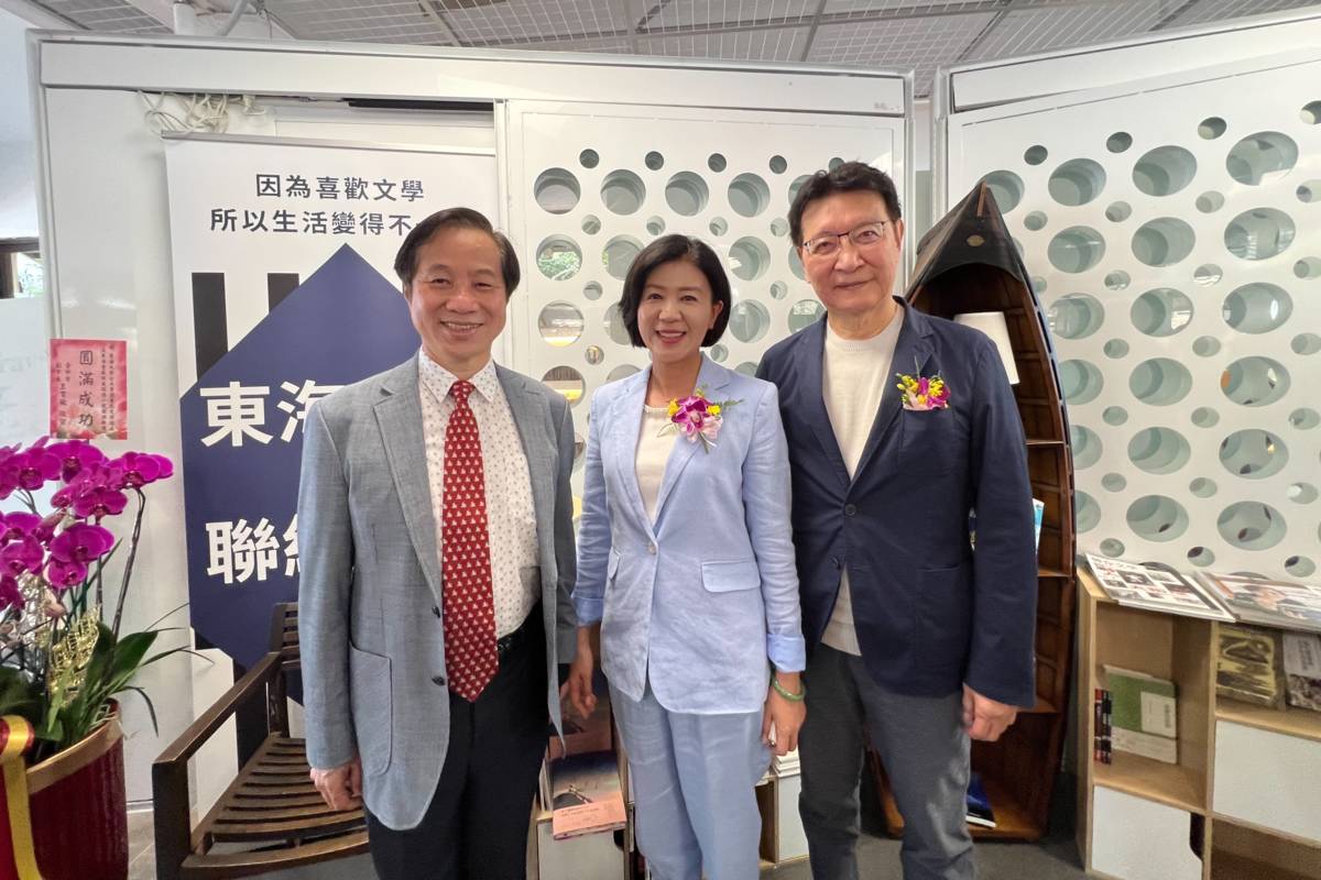 東海大學張國恩校長(左)、臺中市王育敏副市長(中)、中國廣播公司趙少康董事長(右)
