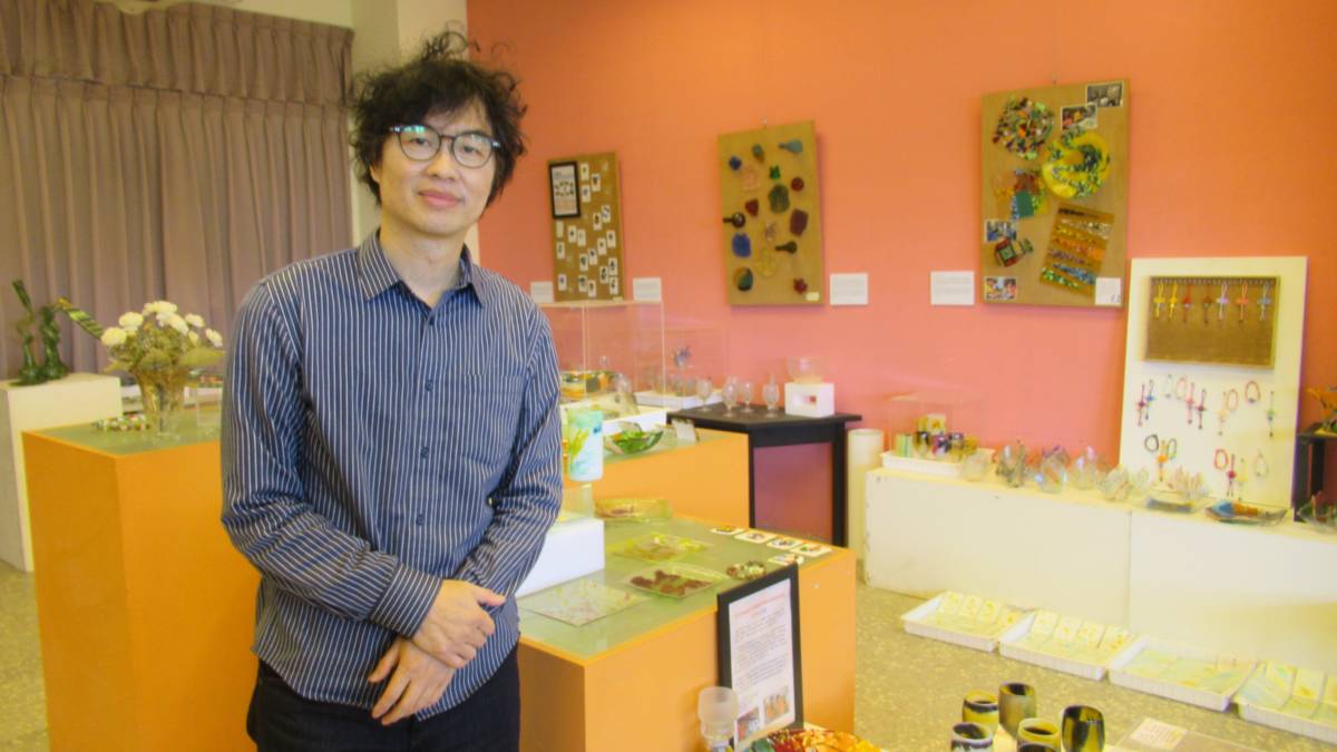 台灣當代玻璃藝術家郭原森在校內推動玻璃藝術教育，將課程設計緊扣住生活需求並兼顧美感。
