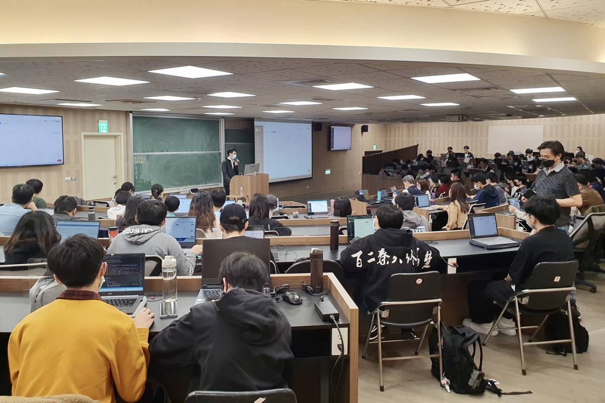 北科大管理學院攜手臺灣微軟合作舉辦ChatGPT實作系列工作坊，廣受學生歡迎 (北科大提供)