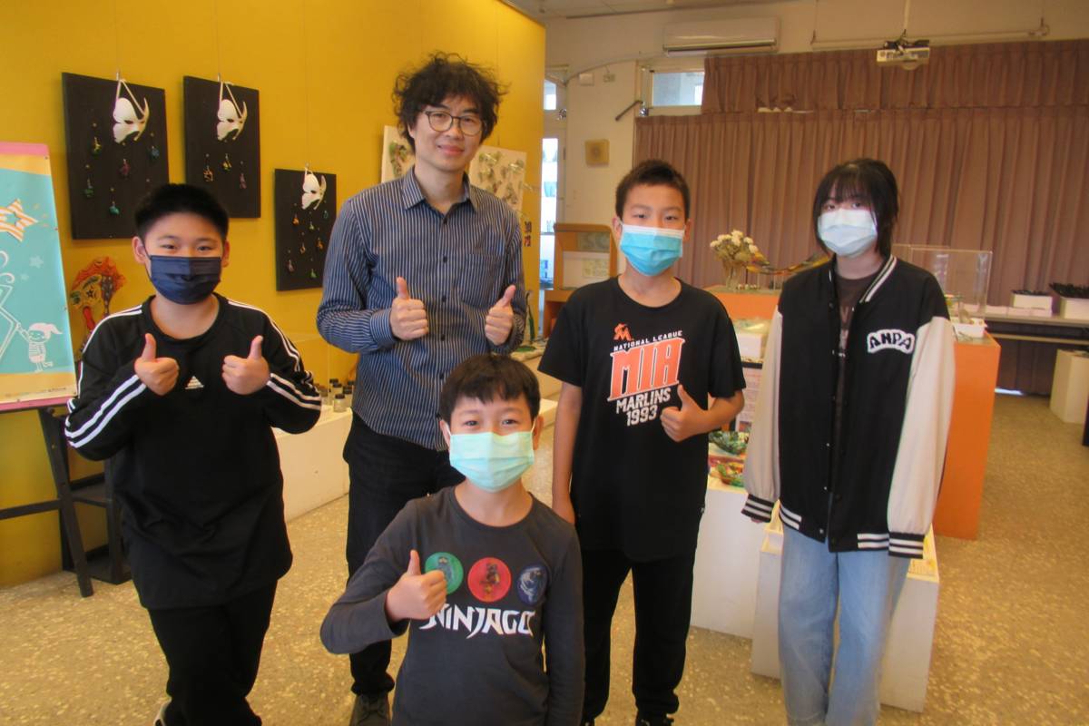 高峰國小將藝術教育結合在地玻璃產業，並成立全國唯一的兒童玻璃美術館，深耕玻璃藝術教育長達12年。