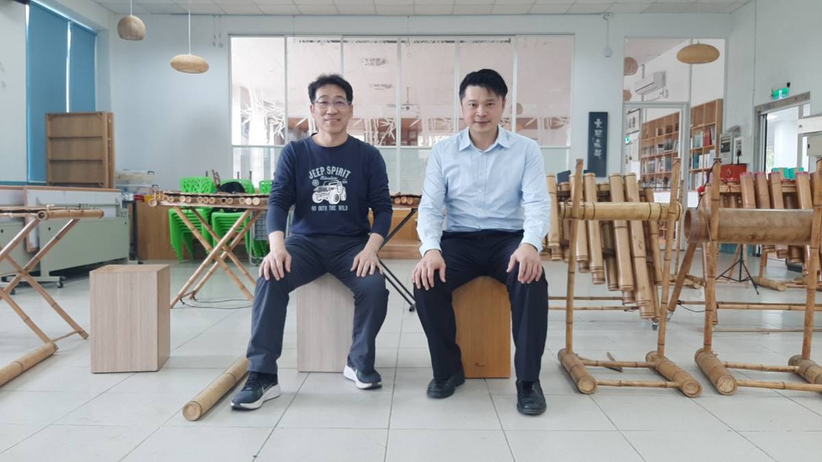 （左起）校長楊清豐、指導教師劉宗岳