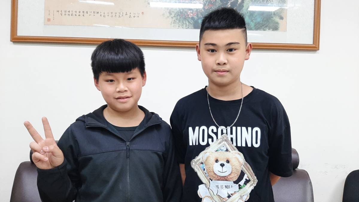 （左起）學生賴躍文、沈佑霖