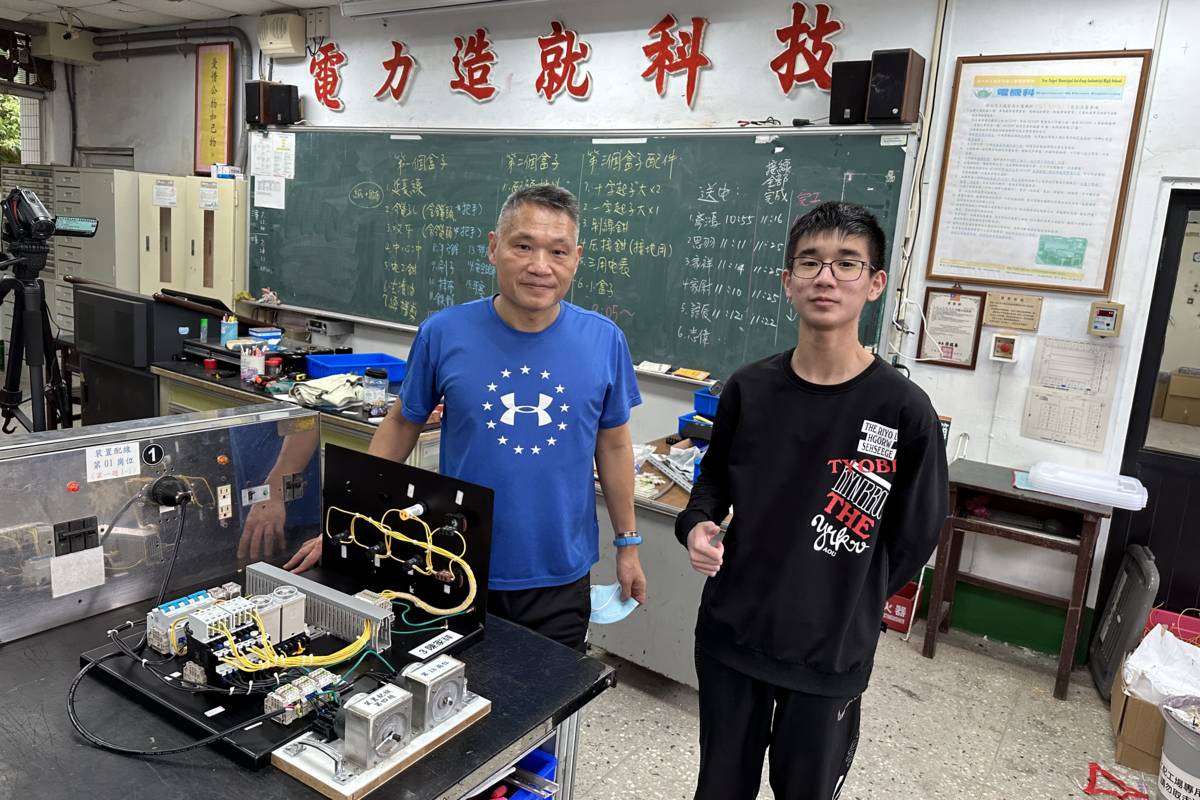 獲得工業控制職種第一名的瑞芳國中九年級的陳家祥同學(右)及詹守正指導老師(左).