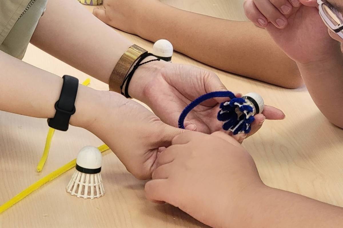 臺東縣環境教育中心設計環教DIY課程，指導東大附特學生為廢棄羽球穿新衣。