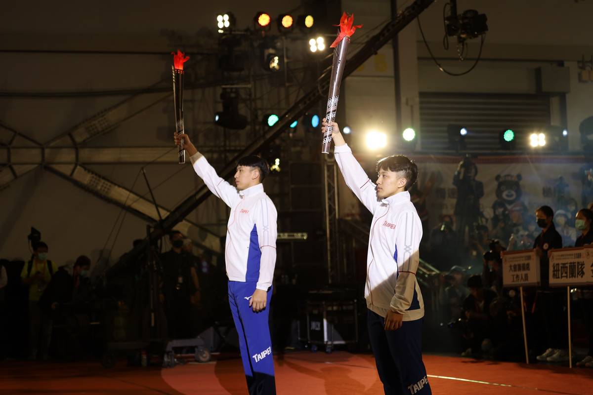 陳將双選手（左）、宋瑞蓁選手（右）擔任聖火火炬手，點燃大會勝利之火。