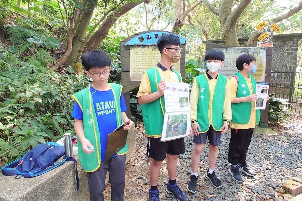 學生在活動現場呼籲大家要珍惜水資源，守護綠色大地
