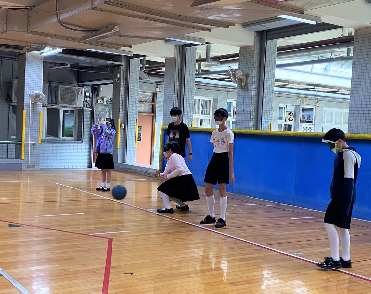 三玉國小學生透過闖關遊戲體驗視障生的生活