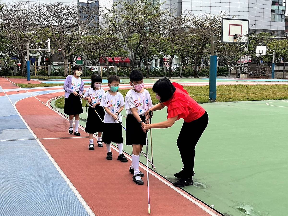 三玉國小學生拿白手杖繞操場