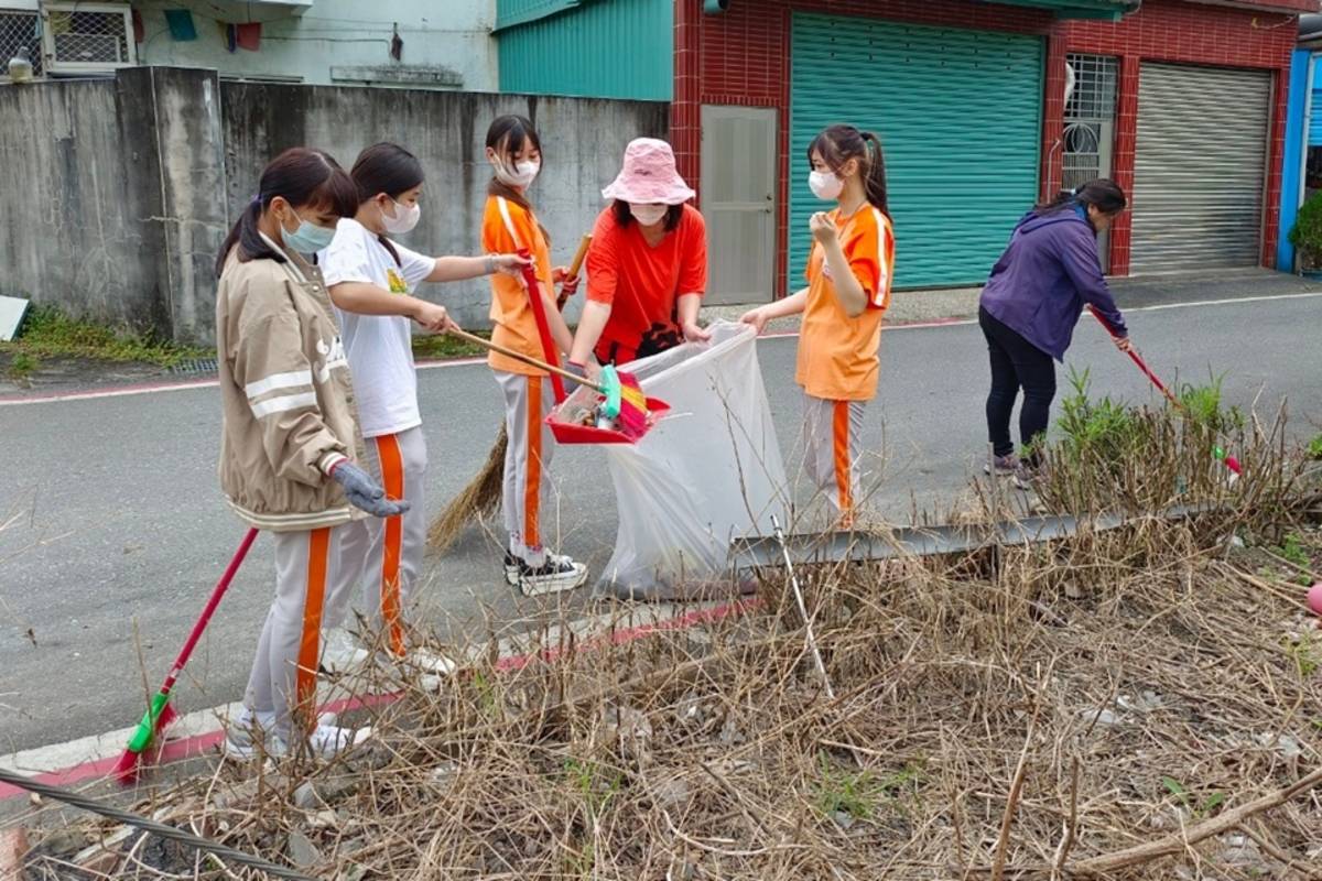 上騰師生清掃社區環境