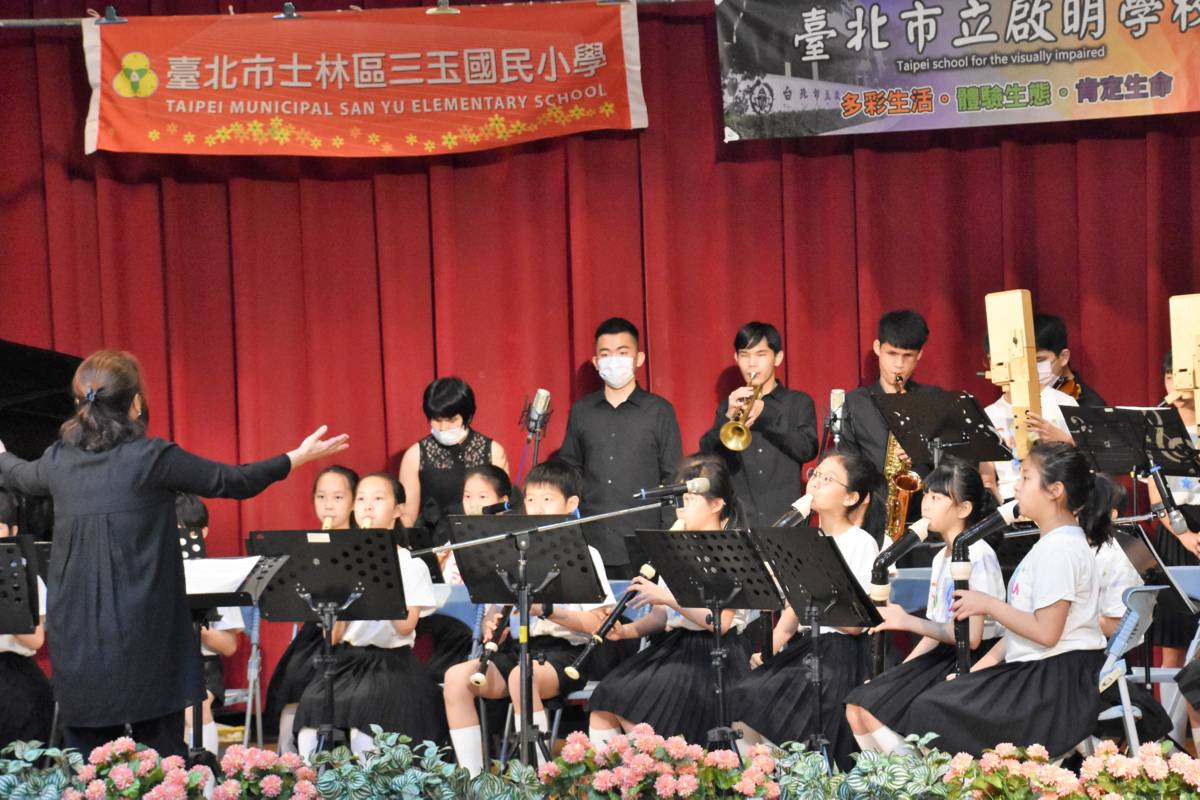三玉國小直笛團與啟明音樂班合奏演出 