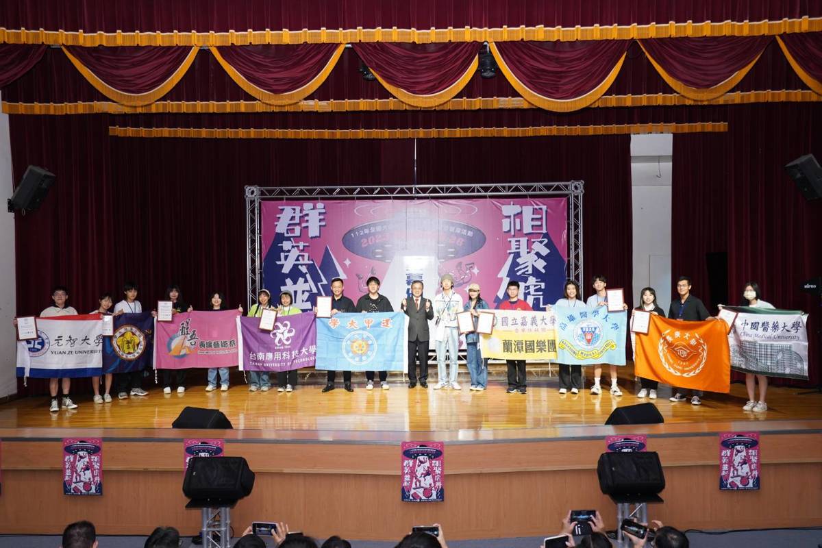 教育部學務特教司吳林輝司長頒發年度最佳社團特色活動獎