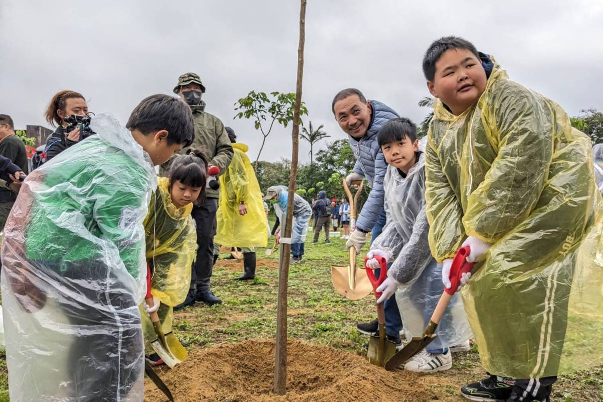 市長侯友宜今日在貢寮龍門運動公園與在地學童共同植樹