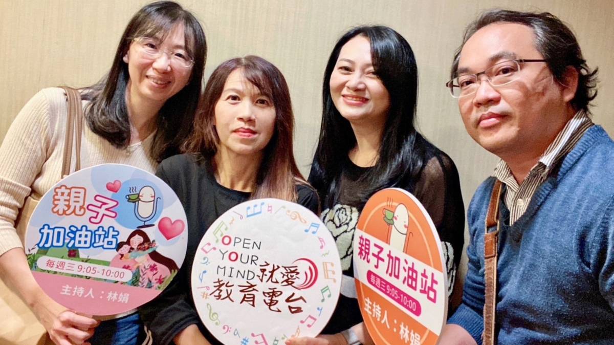 身教言教 做父母的以身作則(左:林媽媽,右二:范老師,右:林爸爸)