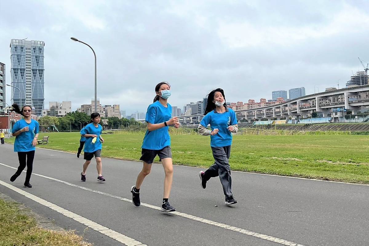 玉成小鐵人活動包括自行車騎乘3公里和游泳200公尺的挑戰